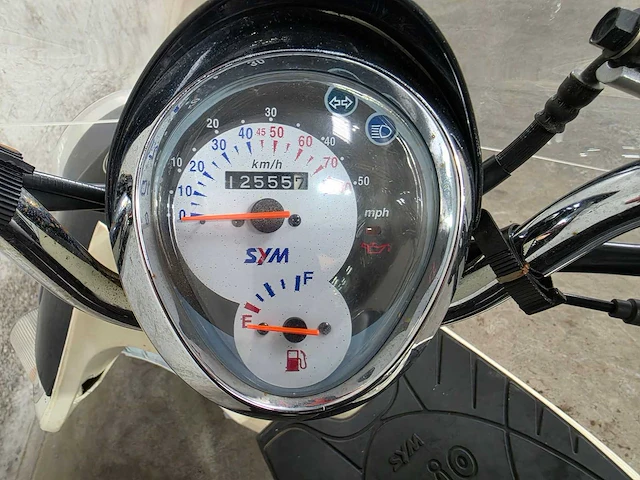 Sym - snorscooter - mio 50 - 4t 25km uitvoering f353ph - afbeelding 7 van  7