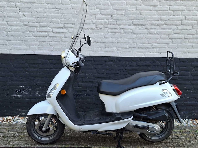 Sym fiddle ii 45km bromscooter 4-takt - afbeelding 1 van  6