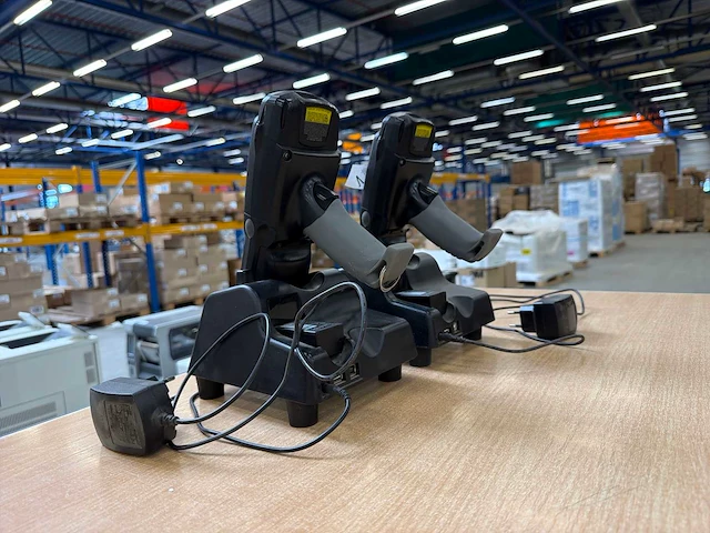 Symbol workabout pro 4 industriële barcode-/magazijnscanner met dockingstations (2x) - afbeelding 2 van  3