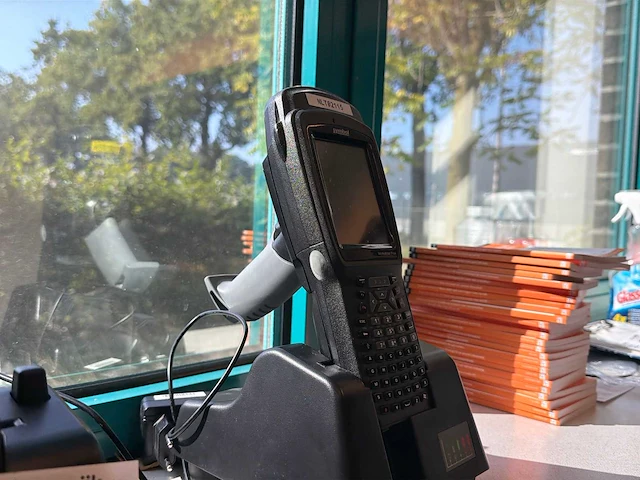 Symbol workabout pro4 handheld magazijnterminal met dockingstation (3x) - afbeelding 3 van  3