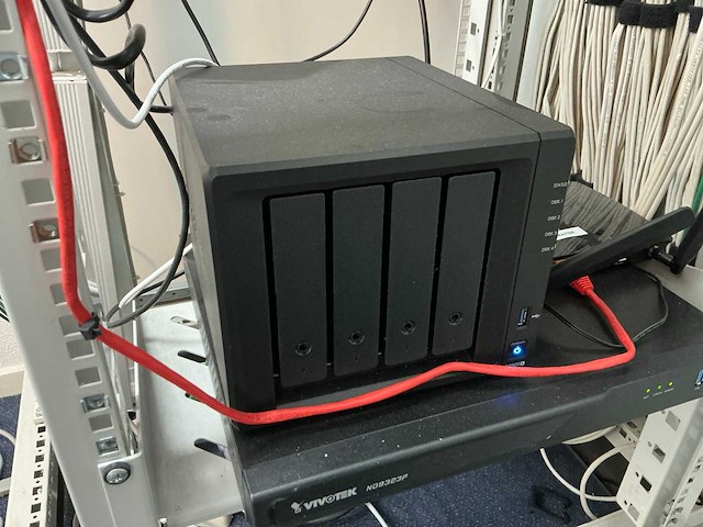 Synology ds920+ netwerkopslag - afbeelding 1 van  3