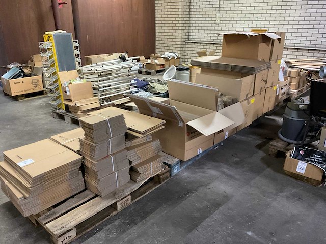 T partij kartonnen dozen en enveloppen - afbeelding 1 van  9