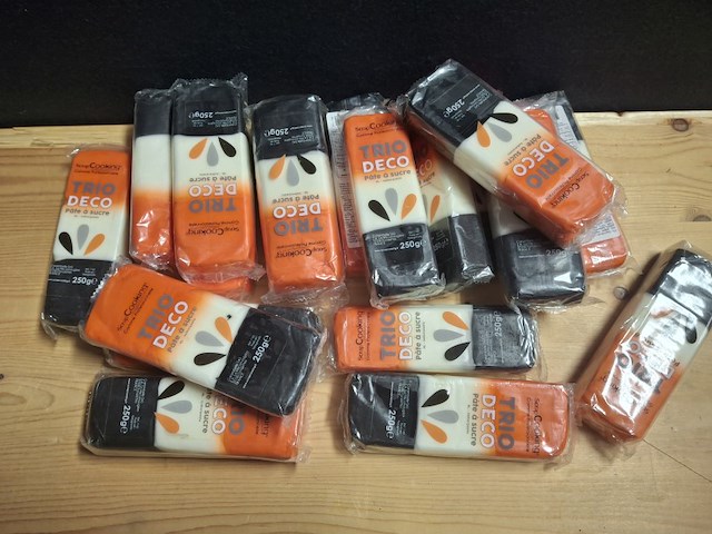Taart fondant zwart - wit - oranje 18 stuks van 250 gram - afbeelding 1 van  3