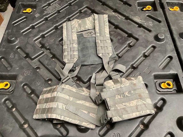 Tactical vest ucp (300x) - afbeelding 1 van  4