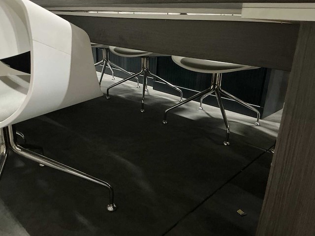 Tafel 310x120x76,5cm met 8 vepa stoelen - afbeelding 4 van  6