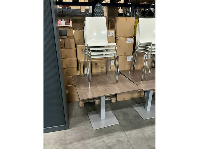 Tafel 90x90x74cm met 4 stoelen - afbeelding 2 van  2