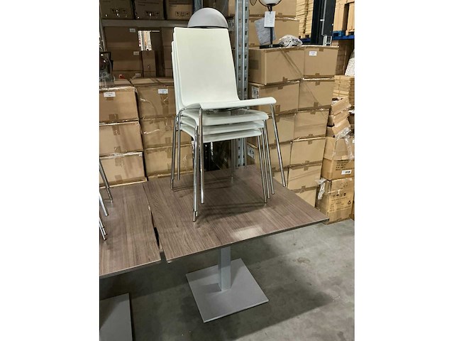 Tafel 90x90x74cm met 4 stoelen - afbeelding 2 van  2