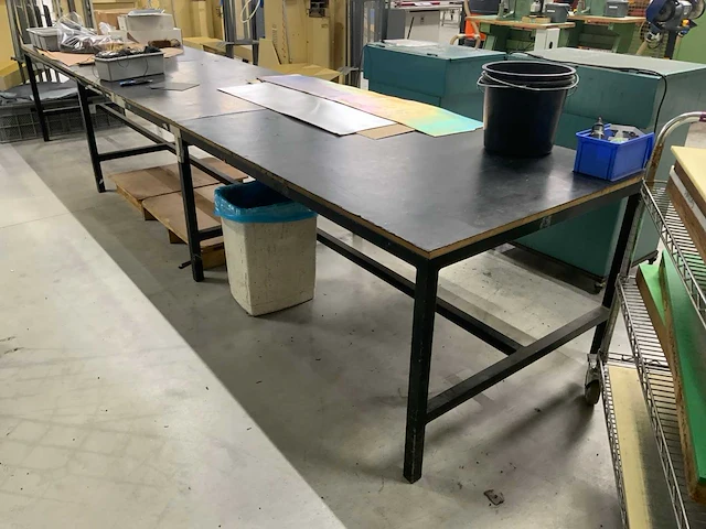 Tafel en hoge jaloezie kast - afbeelding 1 van  2