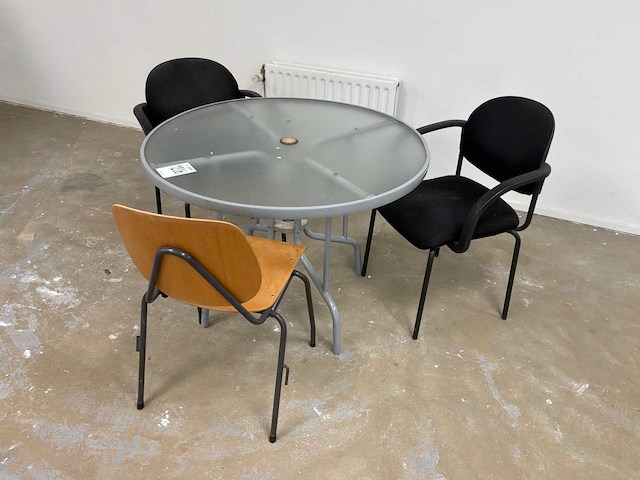 Tafel en stoelen - afbeelding 1 van  4