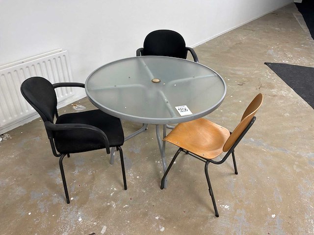 Tafel en stoelen - afbeelding 2 van  4
