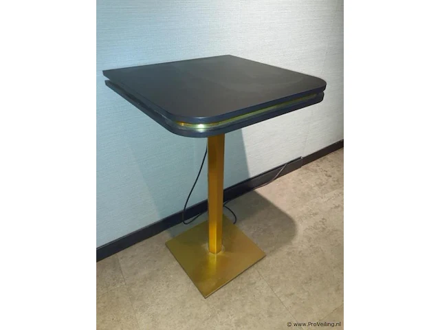 Tafel incl. stroomvoorziening - afbeelding 1 van  3
