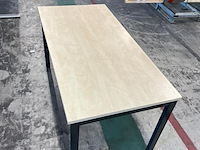 Tafel, lichte kleur hout