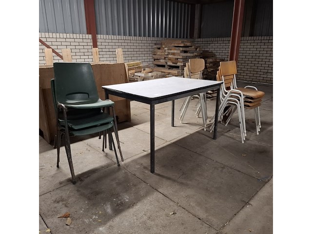 Tafel met 11x kantine stoel - afbeelding 1 van  7