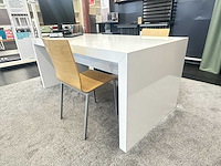 Tafel met 2 pedrali stoelen