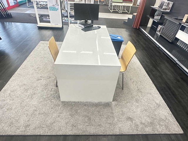 Tafel met 2 pedrali stoelen - afbeelding 2 van  3