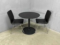 Tafel met 2 stoelen
