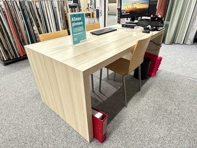 Tafel met 3 pedrali stoelen - afbeelding 2 van  4