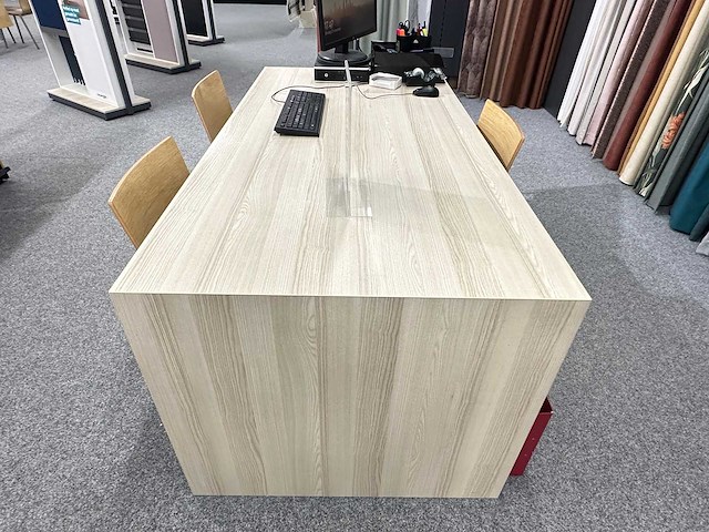 Tafel met 3 pedrali stoelen - afbeelding 4 van  4