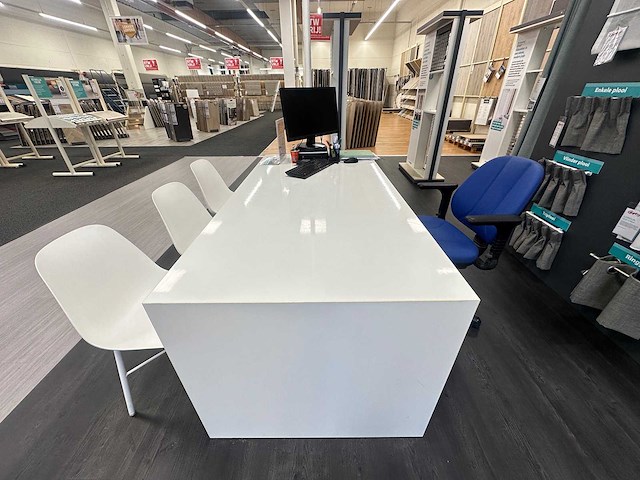 Tafel met 3 stoelen en bureaustoel - afbeelding 1 van  3