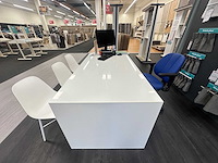 Tafel met 3 stoelen en bureaustoel - afbeelding 1 van  3