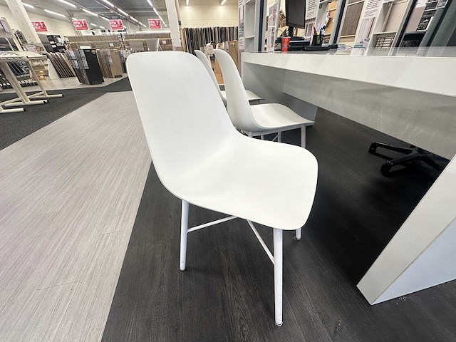 Tafel met 3 stoelen en bureaustoel - afbeelding 2 van  3