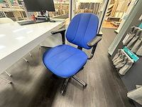 Tafel met 3 stoelen en bureaustoel - afbeelding 3 van  3