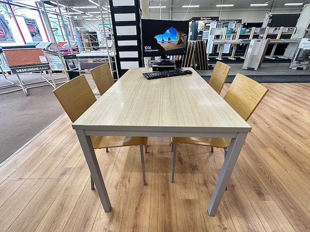 Tafel met 4 pedrali stoelen - afbeelding 1 van  4