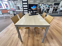 Tafel met 4 pedrali stoelen