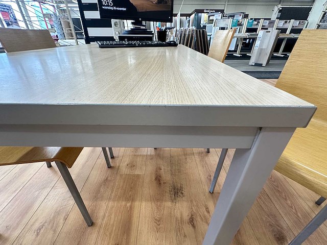 Tafel met 4 pedrali stoelen - afbeelding 3 van  4