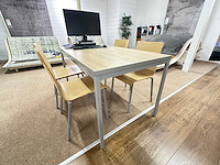 Tafel met 4 pedrali stoelen - afbeelding 1 van  4