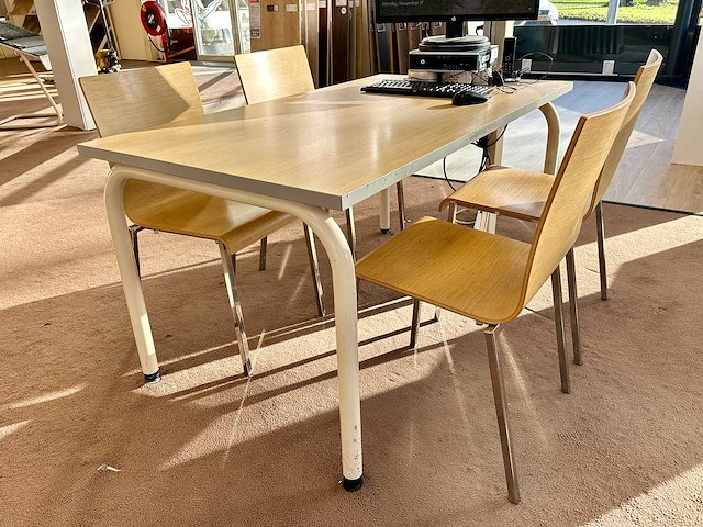 Tafel met 4 pedrali stoelen - afbeelding 1 van  4