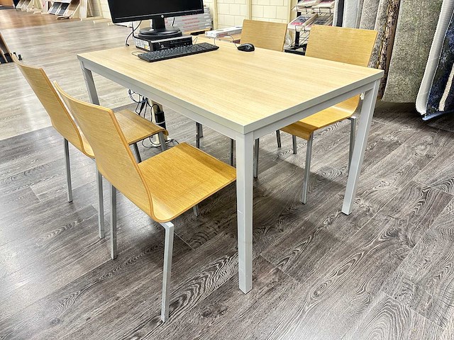 Tafel met 4 pedrali stoelen - afbeelding 1 van  3
