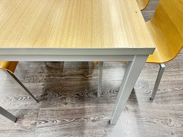 Tafel met 4 pedrali stoelen - afbeelding 2 van  3