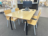 Tafel met 4 pedrali stoelen