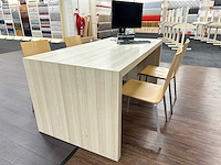 Tafel met 4 pedrali stoelen