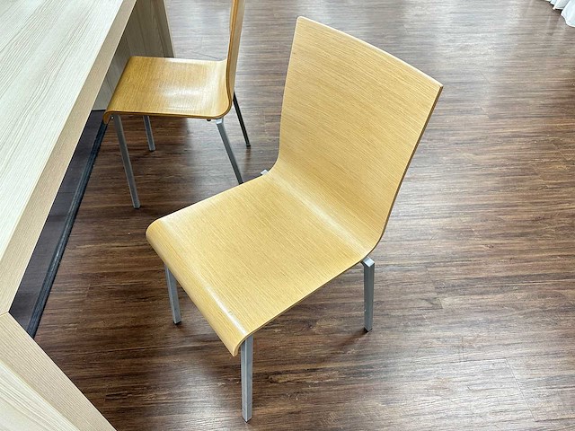 Tafel met 4 pedrali stoelen - afbeelding 3 van  4