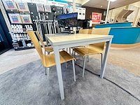 Tafel met 4 pedrali stoelen - afbeelding 1 van  3