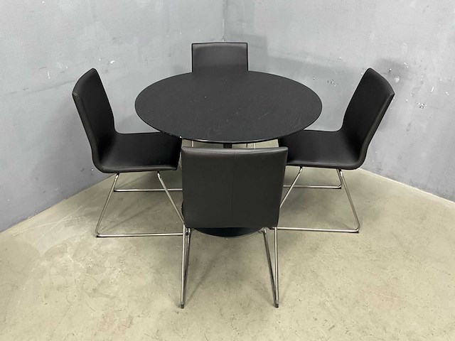 Tafel met 4 stoelen - afbeelding 1 van  7