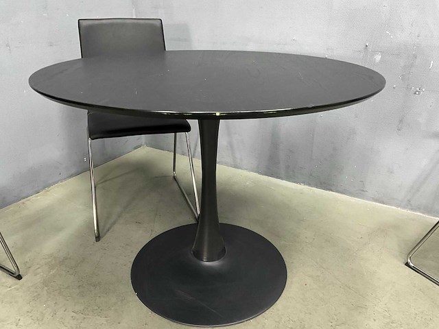 Tafel met 4 stoelen - afbeelding 6 van  7
