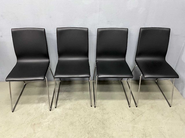 Tafel met 4 stoelen - afbeelding 7 van  7