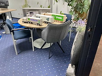 Tafel met 4 stoelen. - afbeelding 1 van  7