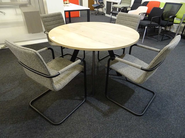 Tafel met 4 stoelen - afbeelding 1 van  3