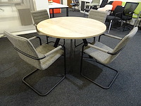 Tafel met 4 stoelen - afbeelding 1 van  3