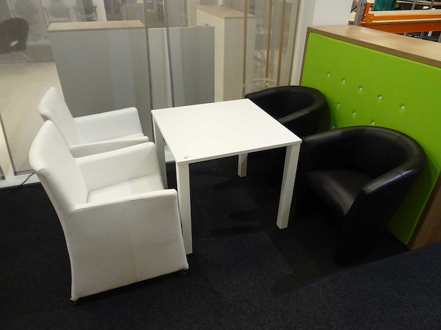 Tafel met 4 stoelen - afbeelding 1 van  4