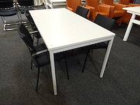 Tafel met 4 stoelen - afbeelding 1 van  2