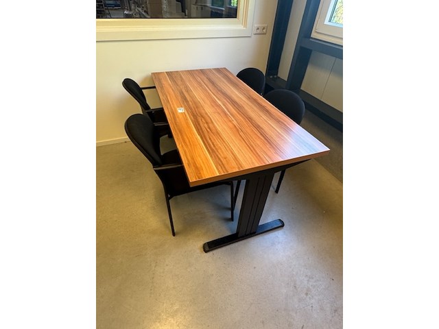 Tafel met 4 stoelen - afbeelding 1 van  4
