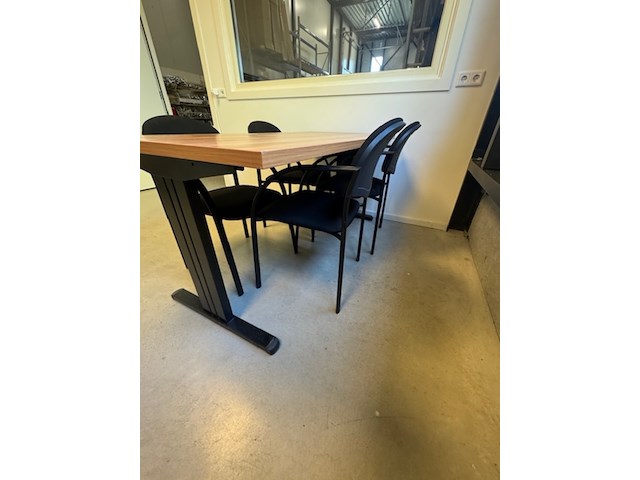Tafel met 4 stoelen - afbeelding 3 van  4