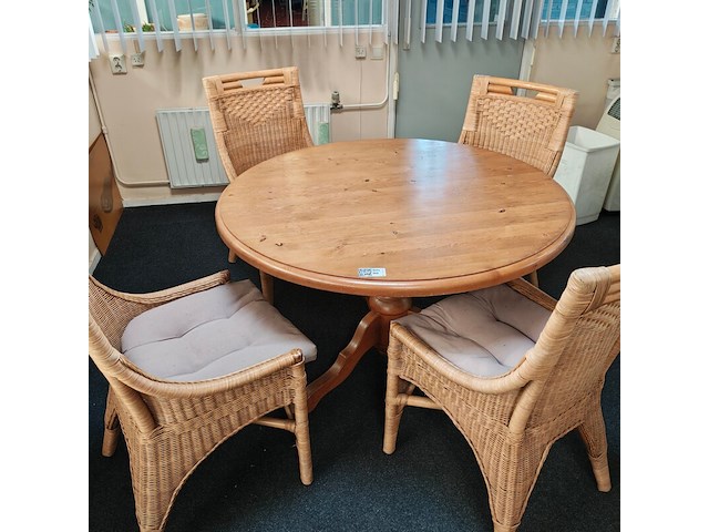 Tafel met 4 stoelen - afbeelding 1 van  3