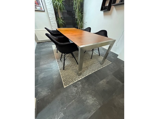 Tafel met 4x stoel en vloerkleed - afbeelding 1 van  8