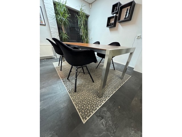 Tafel met 4x stoel en vloerkleed - afbeelding 2 van  8